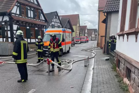 Die Feuerwehr bei ihrem Einsatz in der Hauptstraße in Freckenfeld. 