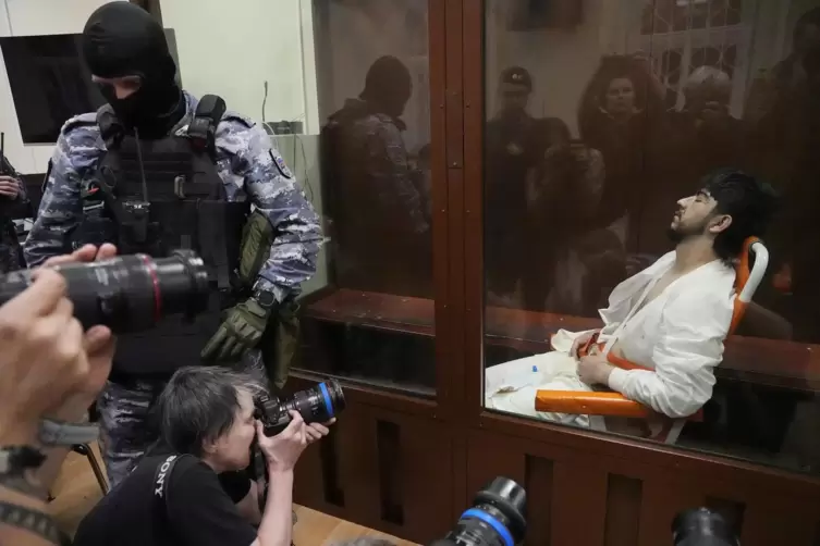 Ein Tatverdächtiger des Terroranschlags auf die Konzerthalle Crocus City Hall sitzt in einem Glaskäfig im Bezirksgericht Basmann