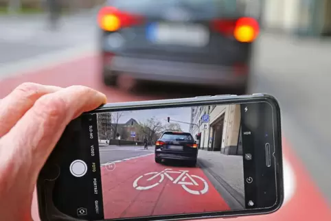 Der „Anzeigenhauptmeister“ macht bei Falschparkern keinen Unterschied. Selbst kleinste Vergehen wie ein Rad auf dem Bordstein we