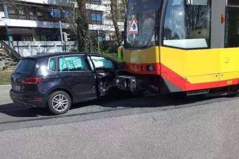 Ein Pkw und eine Stadtbahn sind zusammengestoßen.