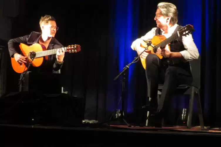 Zwei ausgemachte Gitarren-Profis: Alexander Kilian (links) und Jan Pascal beim Auftritt im Saal Löwer. 