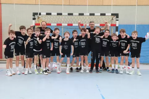 Titel verteidigt: die E-Jugend des HLZ mit dem Trainerduo. Verein