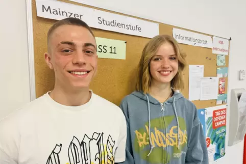 Max Klein und Lotte Klemme studieren nach bestandenem Abitur im Ausland. 