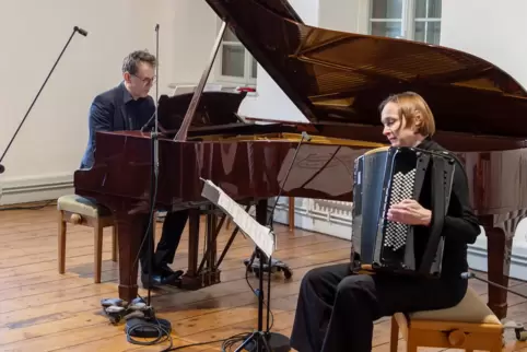 Ungewöhnliches Duo mit Piano und Akkordeon: Anne-Maria und Florian Hölscher.