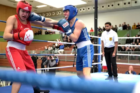 Treffer! Maxim Peters, der junge Eppenbrunner vom Boxclub Pirmasens, kämpft in Blau vor heimischem Publikum gegen Kyrylo Sulakov