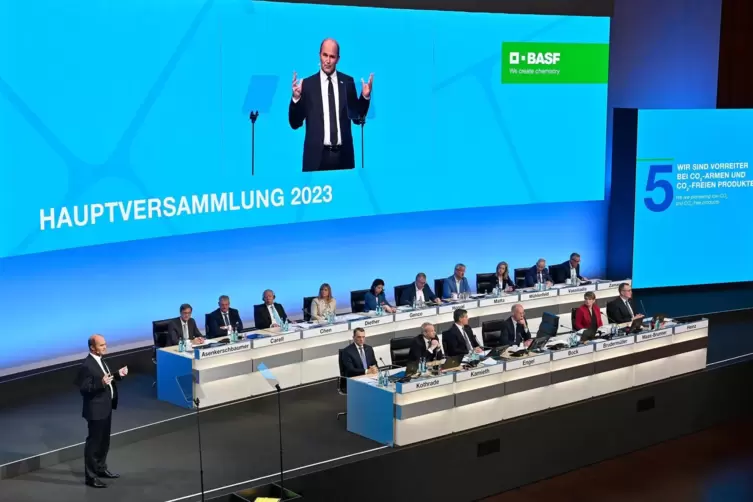 BASF-Chef Martin Brudermüller bei seiner Rede an die Aktionäre zur Hauptversammlung 2023: In der vorderen Reihe sitzen der damal