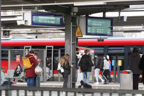 Nicht Bahngleis 93/4, sondern Bahngleis 2/3 wurde am Sonntagabend zum Schauplatz einer außergewöhnlichen Szene. 