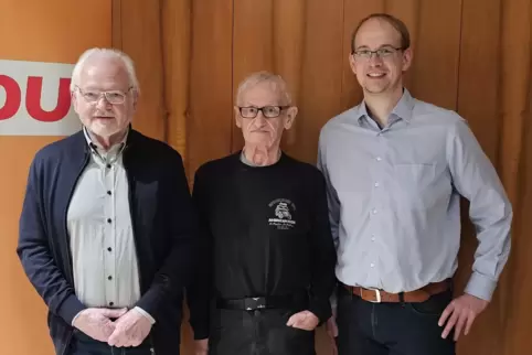 Gerhard Theis (Mitte) für 60 Jahre und Werner Dietz (links) für 50 Jahre Zugehörigkeit zu den Christdemokraten sind vom ersten V