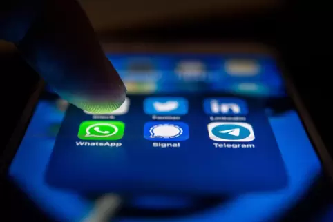 Der Angeklagte soll nach seiner Haftentlassung erneut mit Minderjährigen gechattet und Mädchen sogar direkt angesprochen haben.