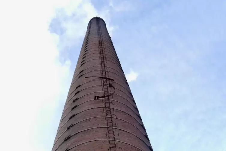 94 Meter hoch ist der Schornstein, in luftiger H&ouml;he haben sich bereits Ringe gel&ouml;st, die das Mauerwerk zusammenhalten sollten. 