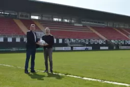 Oberbürgermeister Jörg Aumann und Borussia-Vorsitzender Alexander Kunz vorm Pokalspiel auf dem neuen Grün. 