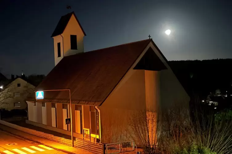 Der Mond ist aufgegangen: Nächtliche Impression von der Landstuhler Pauluskirche. 
