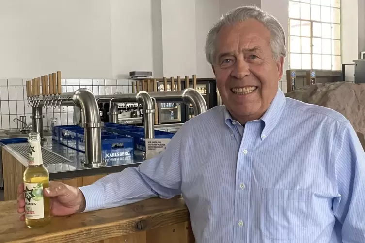 Vor Ostern darf das Bier auch mal alkoholfrei sein: Richard Weber mit 80 Jahren in der Karlsberg-Brauerei. 