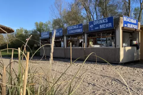 Die Anschaffung dieser Gastro-Container hat sich bewährt, sagt Silberseepächter Jeffrey Bauer. Am Montag wurden sie auf dem Wint
