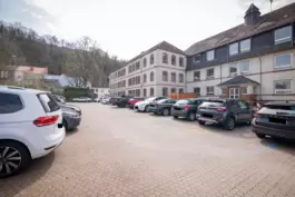 Zwischen Hohenburgschule und Karlsberg-Brauerei gibt es bereits einen Parkplatz. Das geplante Parkhaus soll über 500 Parkplätze 