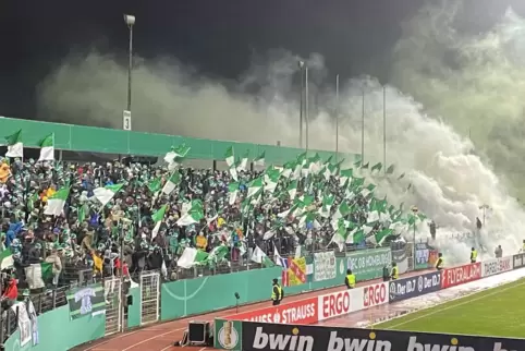 Pyrotechnik beim Pokalspiel gegen den St. Pauli am 5. Dezember. 