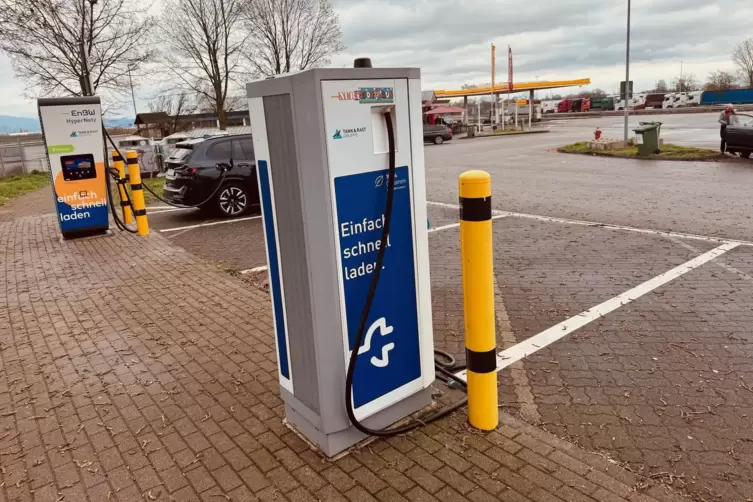 An der Rastst&auml;tte gibt es auch E-Lades&auml;ulen.