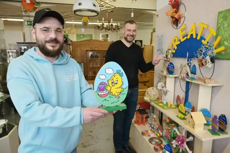 Ostern kann kommen: Arbeitsp&auml;dagoge Marc Ferneke&szlig; (links) und Stefan Hellmann, Gesch&auml;ftsf&uuml;hrer des Pf&auml;lzischen Vereines f&uuml;r Sozi