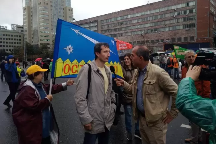 Sergei Tsukasov nahm in seiner Heimatstadt Moskau an mehreren Demonstrationen teil und stellte sich den Fragen der Fernsehteams.