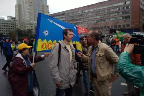 Sergei Tsukasov nahm in seiner Heimatstadt Moskau an mehreren Demonstrationen teil und stellte sich den Fragen der Fernsehteams.