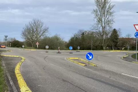 Das Kreiselprovisorium ist nicht ästhetisch bedenklich, auch die Verkehrssicherheit lässt zu wünschen übrig.