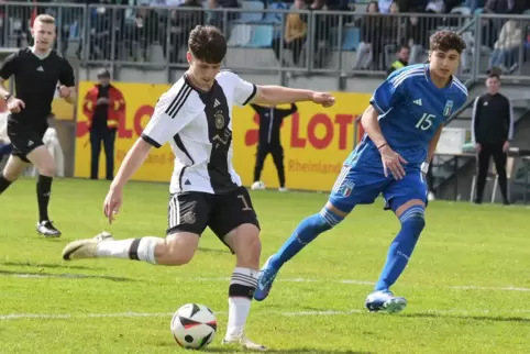 Am Montag auf der Husterhöhe: David Creta von der TSG Hoffenheim erzielt das 2:0 für Deutschland, Lorenzo Fazio (rechts) vom FC 