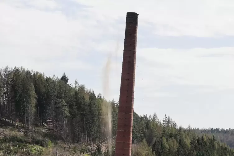 Als sich der Schornstein neigt, l&ouml;sen sich Steine und fallen herab. 