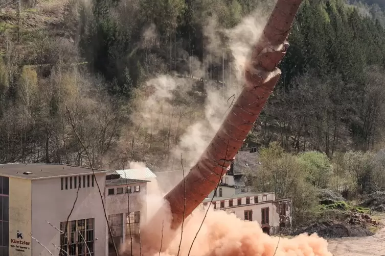 Der Schornstein bricht, kurz darauf schl&auml;gt er auf dem Boden auf. 