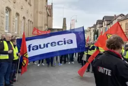 Faurecia-Mitarbeiter aus Hagenbach protestieren anlässlich von Schlichtungsgesprächen in Landau. 