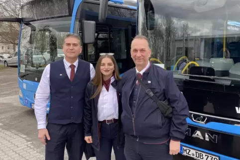 Lenken gerne Speyerer Stadtbusse (von links): Pablo Garrido, Eftychia Tsigarida und Christos Tsimogiannis.