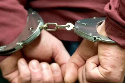 Zwar klicken längst nicht immer Handfesseln: Doch die Aufklärungsquote der Polizei in Lauterecken kann sich sehen lassen. 