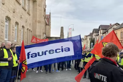Der ganze Standort sei in Gefahr, befürchten viele Mitarbeiter von Faurecia Hagenbach. Sie protestieren gegen die geplante Entla