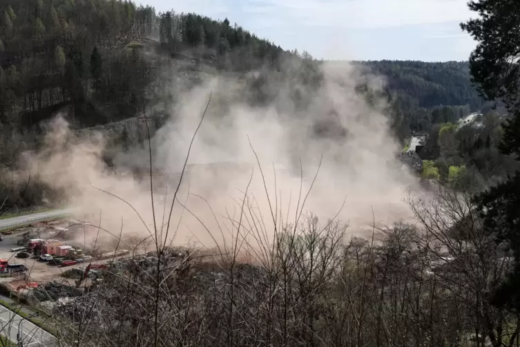 Nach dem Fall liegt eine Staubwolke &uuml;ber dem K&uuml;ntzler-Gel&auml;nde. 