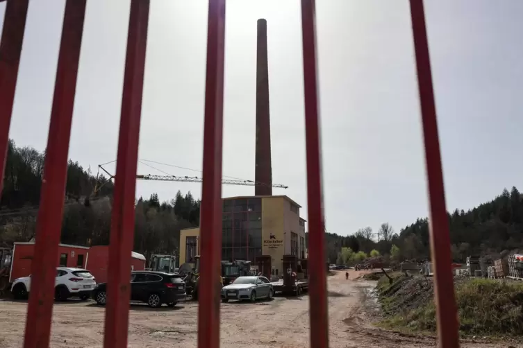 Ein Blick durch das verschlossene Firmentor vor der Sprengung des Schornsteins.