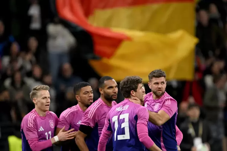 Die deutsche Nationalmannschaft überzeugt auch in ihren neuen, lila Auswärtstrikots. 