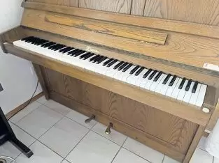 Älteres Klavier; für Anfänger geeignet; passenden Hocker gibt es dazu; 100€ VB