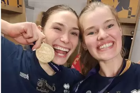  Camilla Weitzel (rechts) freut sich über den Europapokalsieg gemeinsam mit ihrer deutschen Teamkollegin Romy Jatzko. 