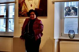 Jutta Walter in der Galerie im Zweibrücker Mannlich-Haus vor einem ihrer Acrylgemälde in der aktuellen Ausstellung. 