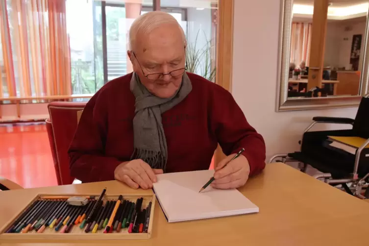Dieter Marz beim Zeichnen. 
