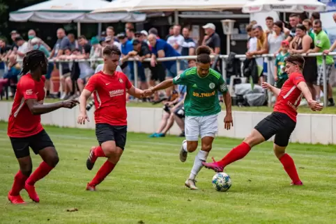 Cellestin Moukouri in einem früheren Spiel für den SV Steinwenden. Im Sommer 2023 wechselte er von Kandel zur SG Rockenhausen/Dö