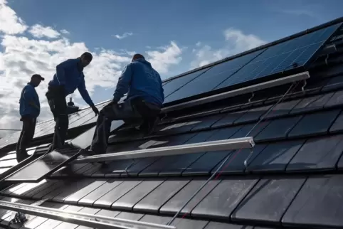 Mitarbeiter einer Photovoltaikanlagen-Firma installieren Module auf ein Dach: Die Branche befindet sich in ständigem Wandel. 