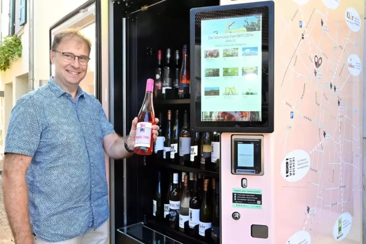 Der Weinautomat der Mu&szlig;bacher Winzer steht bei der Firma B&auml;hr Pfalztraube von Alexander B&auml;hr.
