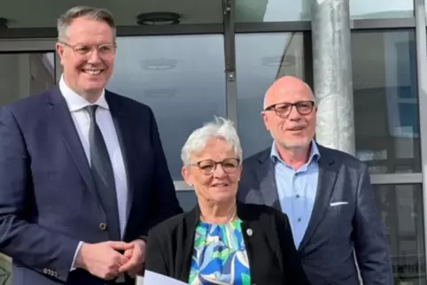 Gudrun Lind zusammen mit Staatsminister Alexander Schweitzer (links) und Bürgermeister Volker Poß. 