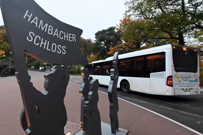 Die Stadt hofft, dass künftig mehr Besucher per Bus zum Hambacher Schloss kommen.