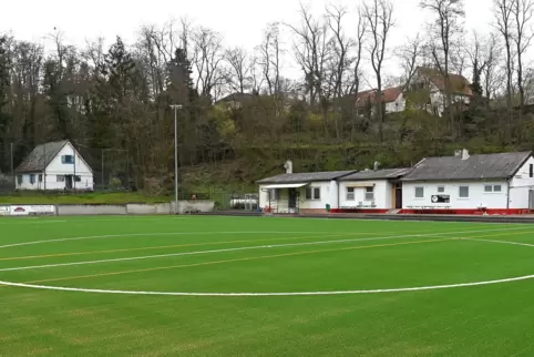 Frische Linien, sattes Grün: Der Sportplatz von Rot-Weiss Seebach ist nach mehrmonatigen Sanierungsarbeiten wieder bereit für de