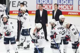 Das war’s, der Eishockey-Winter ist für die Adler schon vorbei: frustrierte Spieler und dahinter das Trainerteam mit (von links)