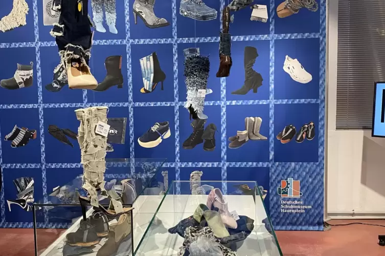 Die Sonderausstellung zeigt rund 40 Modelle junger Designerinnen und Designer aus dem In- und Ausland.