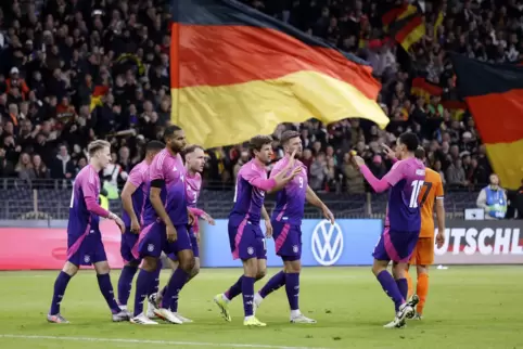 Die DFB-Elf weihte die neuen, lilafarbenen Auswärtstrikots mit einem Sieg gegen die Niederlande ein. Es war eine Premiere mit Co