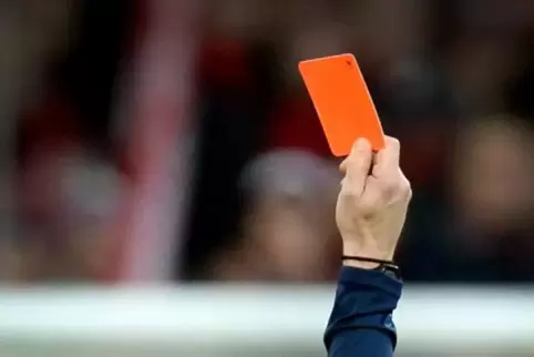 Nach einer Roten Karte soll ein 18-Jähriger so auf den Schiri zugegangen sein, dass dieser das Spiel abbrach. 