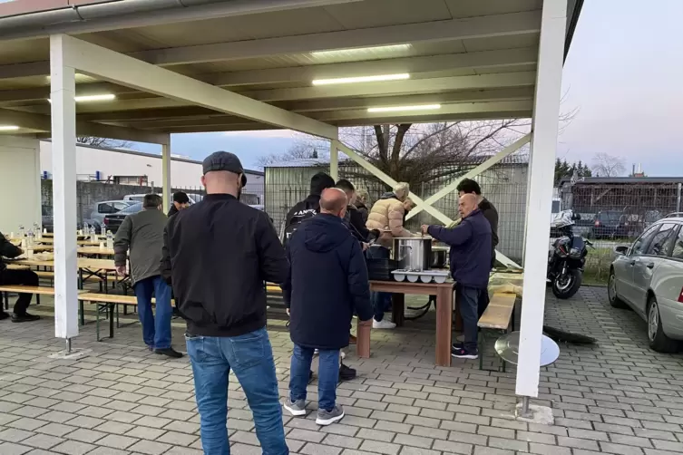 Fastenbrechen bei der Ditib-Gemeinde: Suppenausgabe im Hof der Moschee in der Brunckstra&szlig;e.bruc
